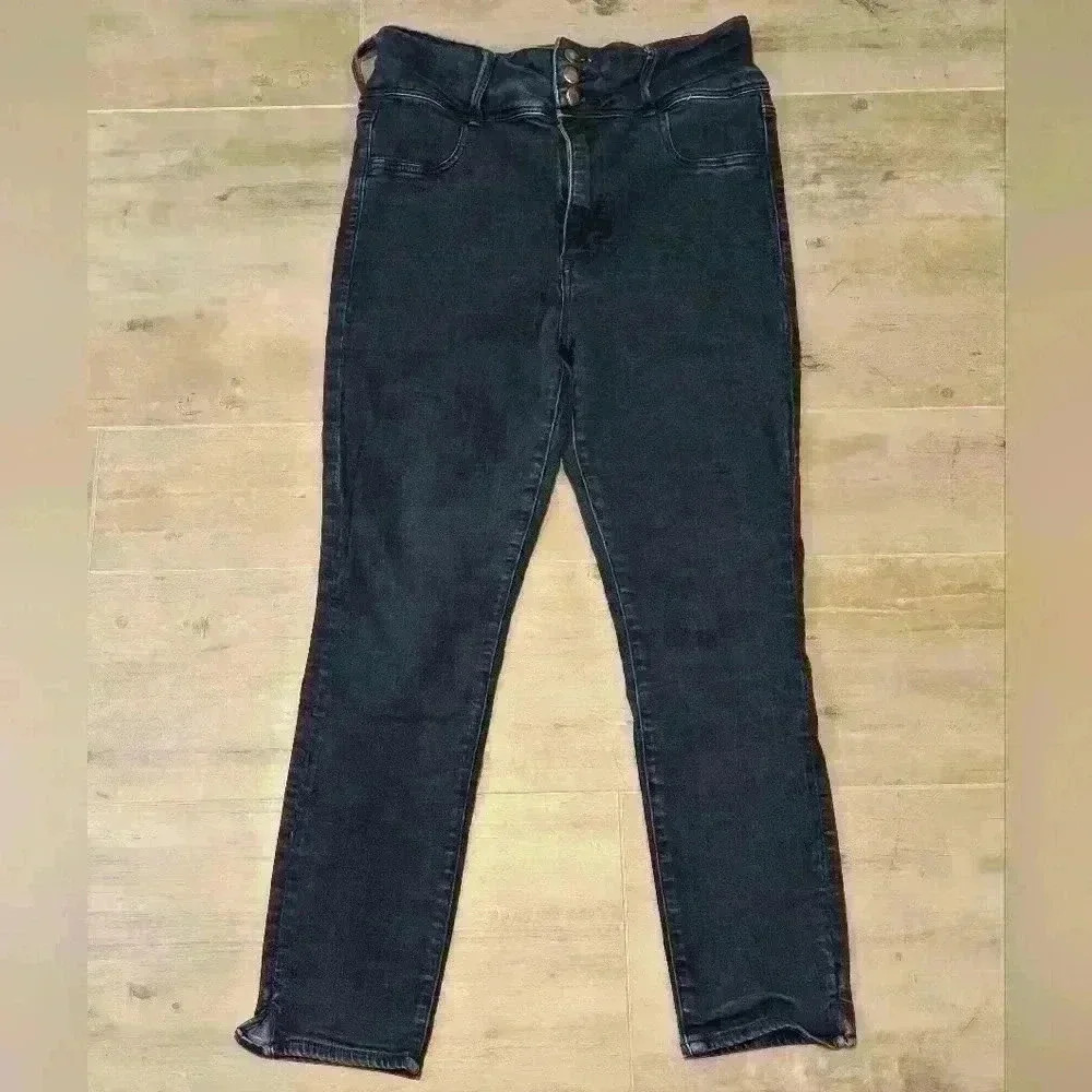 American Eagle Outfitters Super High Rise Jean